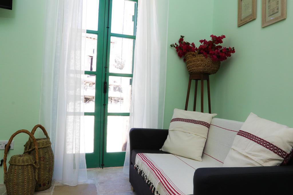 To Konatzi Tis Marikas Tzai Tou Yianni Guest House เกโต ดรายส์ ภายนอก รูปภาพ